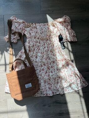 NWT Large Spring/ Summer Floral Cream Tiered Puff-Sleeve Dress